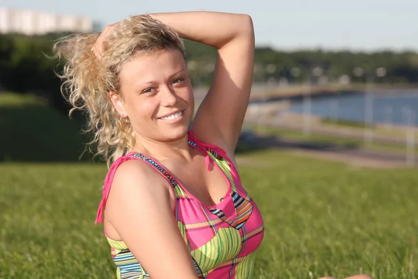 Joven Sonrisa Chica Retrato Verde Hierba — Foto de Stock