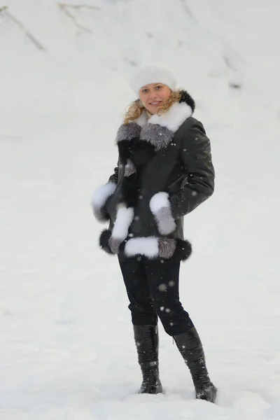 Retrato Jovem Mulher Beleza Inverno Livre — Fotografia de Stock