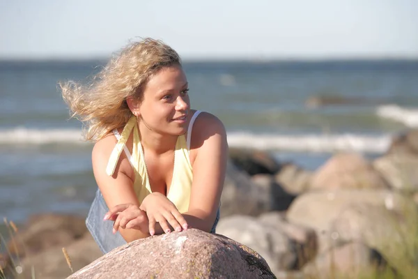 Jovem Beleza Adulto Menina Posando Pelo Mar — Fotografia de Stock