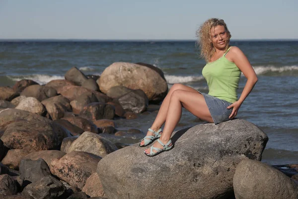 Jovem Beleza Adulto Menina Posando Pelo Mar — Fotografia de Stock