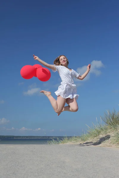 Jovem Menina Feliz Vestido Com Balões Vermelhos — Fotografia de Stock