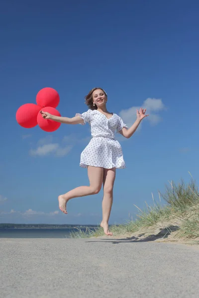 Ung Lycklig Flicka Klänning Med Röda Ballonger — Stockfoto