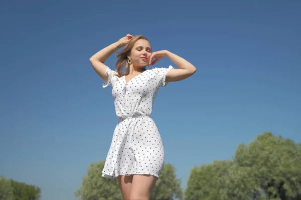 Heureuse Jeune Fille Dans Une Robe Blanche Bord Mer — Photo