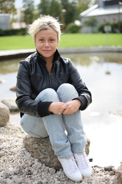 Retrato Uma Jovem Loira Livre — Fotografia de Stock