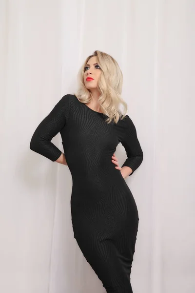 Chica Joven Delgada Vestido Sexy Negro — Foto de Stock