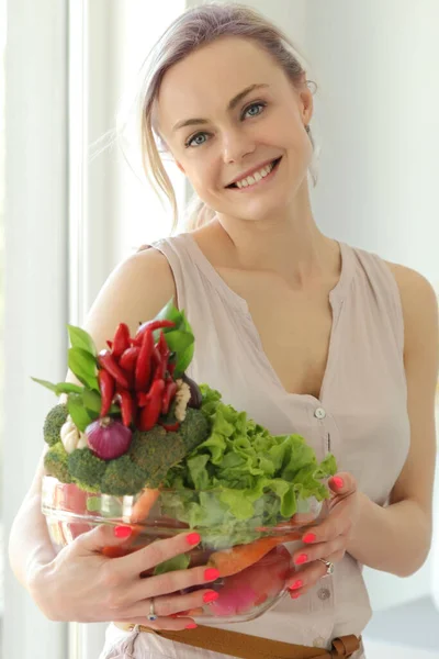 Jonge Positieve Lachende Vrouw Met Groenten Keuken — Stockfoto