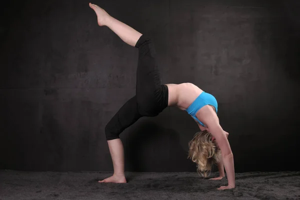 Young Flexible Woman Training Photo Black Background — Stock Photo, Image