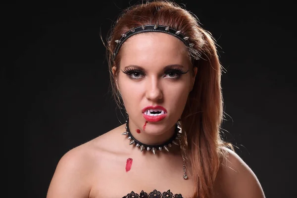 Lateks Giymiş Genç Seksi Vampir Kız — Stok fotoğraf