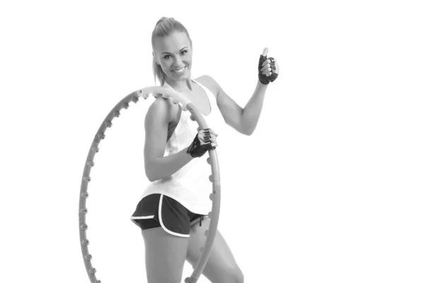 Hula Hoop Beyaz Bir Arka Plan Üzerinde Olan Sportif Kadın — Stok fotoğraf