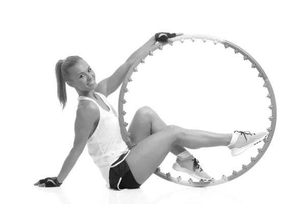 Hula Hoop Beyaz Bir Arka Plan Üzerinde Olan Sportif Kadın — Stok fotoğraf