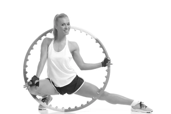 Hula Hoop Beyaz Bir Arka Plan Üzerinde Olan Sportif Kadın — Stok fotoğraf