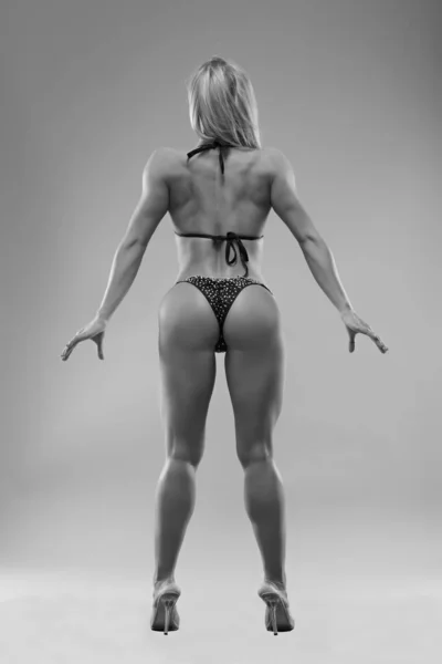 Kvinna Med Perfekt Atletisk Kropp Fitness Bikini — Stockfoto