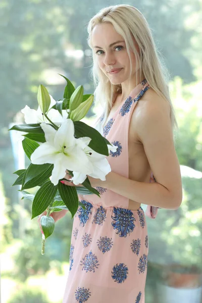 Junge Frau Kleid Hält Eine Lilie Der Hand — Stockfoto