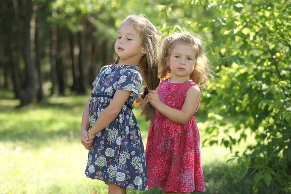 Dvě Roztomilé Sestřičky Baví Zahradě — Stock fotografie