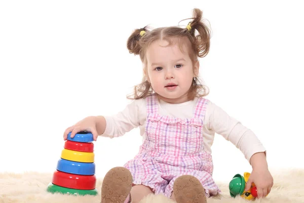 Petite Fille Enfant Joue Avec Une Pyramide — Photo