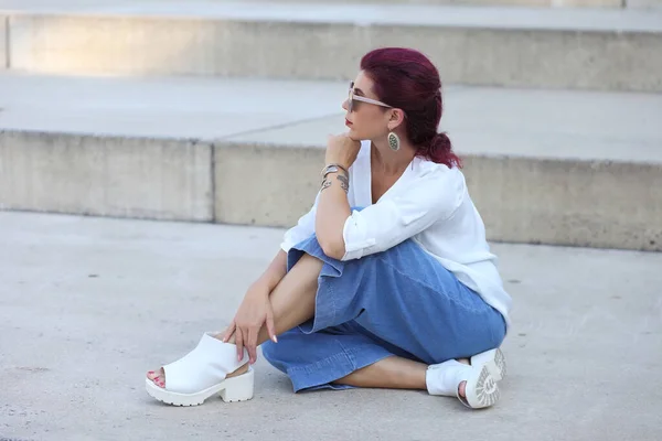 Frau Weißer Bluse Und Blauer Jeanshose — Stockfoto