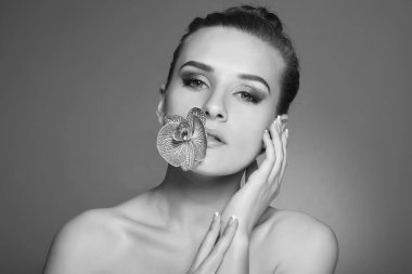 Orkide çiçekli genç bir kadının portresi