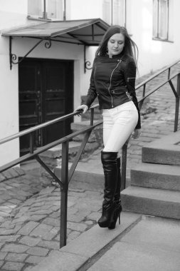 Genç kadın, eski şehrin sokaklarında yürüyor.