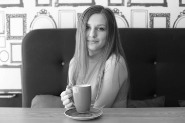 Kafeteryadaki bir kupa çay ya da kahveyle