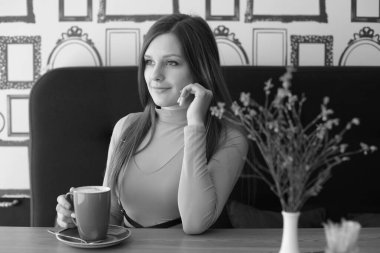 Kafeteryadaki bir kupa çay ya da kahveyle