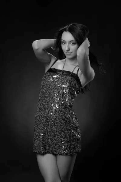 Junge Sexy Mädchen Kleid Auf Schwarzem Hintergrund — Stockfoto