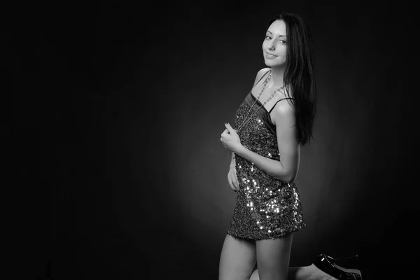 Junge Sexy Mädchen Kleid Auf Schwarzem Hintergrund — Stockfoto