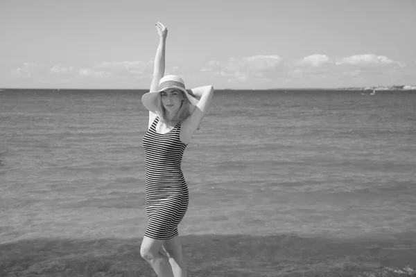 Šťastná Žena Pláži Moře — Stock fotografie