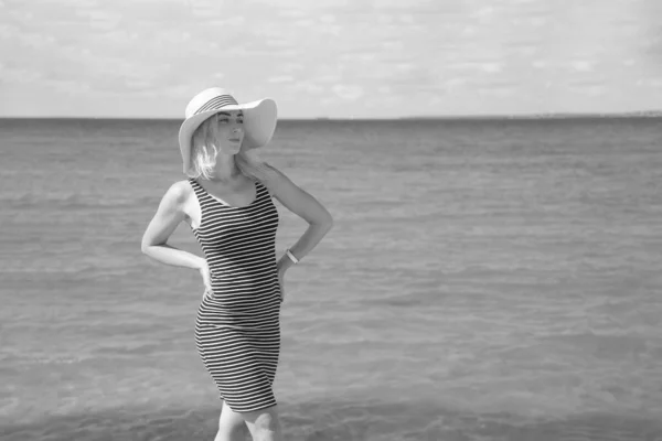 Donna Felice Sulla Spiaggia Mare — Foto Stock
