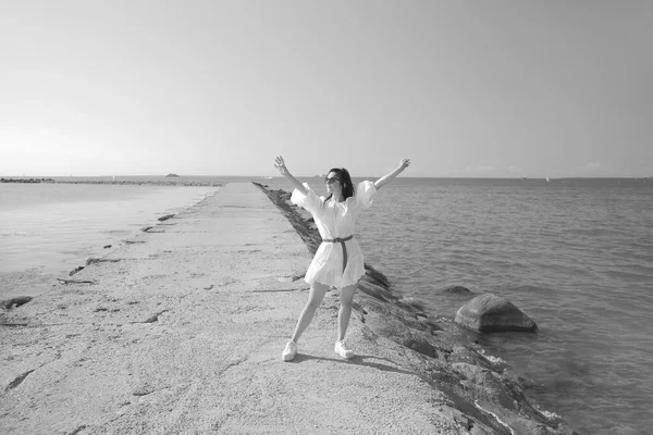 Giovane Ragazza Felice Abito Bianco Riva Mare — Foto Stock