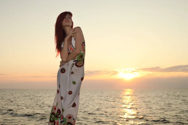 Giovane Ragazza Magra Abito Posa Tramonto Sul Mare — Foto Stock