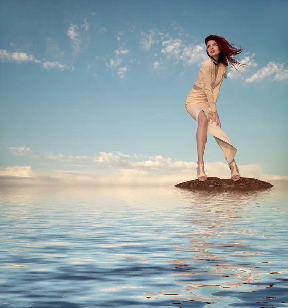 Giovane Ragazza Magra Abito Posa Tramonto Sul Mare — Foto Stock