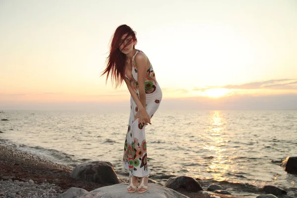 Jovem Magro Menina Vestido Posando Pôr Sol Mar — Fotografia de Stock