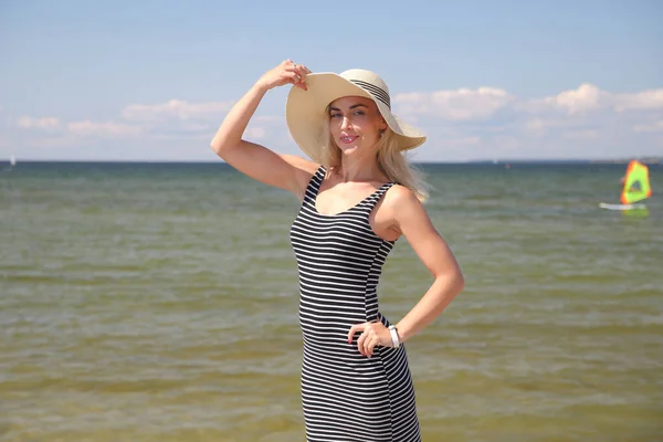 Šťastná Žena Pláži Moře — Stock fotografie