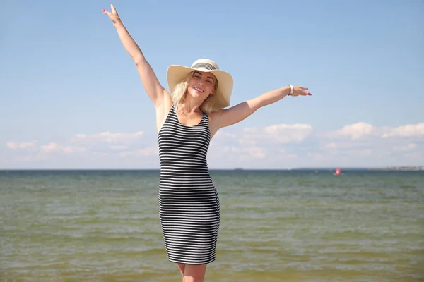 Glückliche Frau Strand Meer — Stockfoto