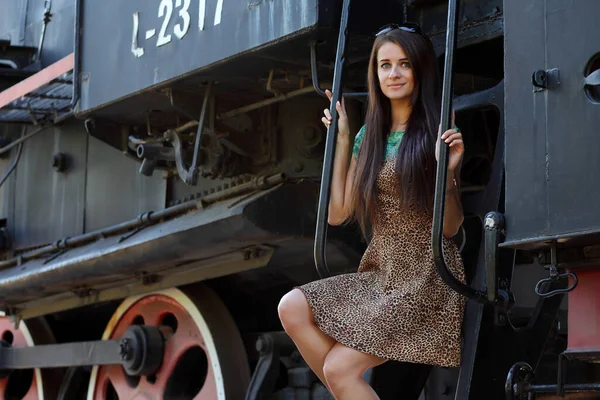 Jovem Menina Moda Vestido Velho Trem Vapor — Fotografia de Stock