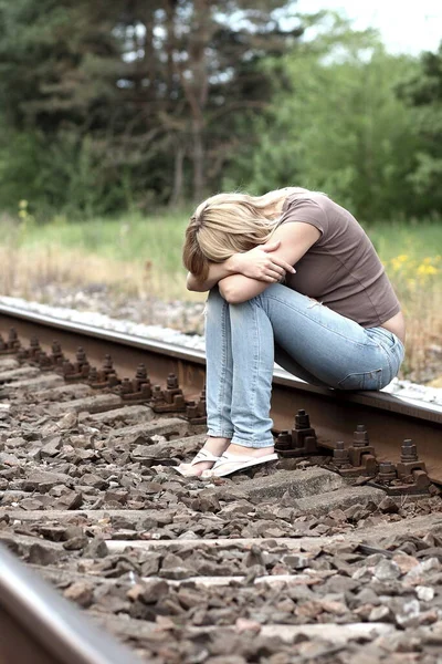 Sconvolto Ragazza Adulta Seduta Sulle Rotaie — Foto Stock