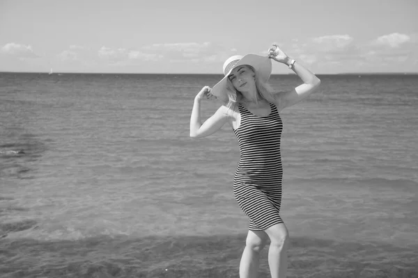 Gelukkige Vrouw Het Strand Zee — Stockfoto