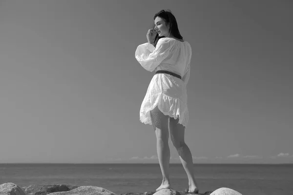 Jovem Menina Feliz Vestido Branco Junto Mar — Fotografia de Stock