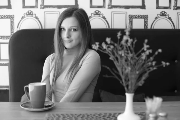 自助餐厅里的女孩 一杯茶或咖啡 — 图库照片