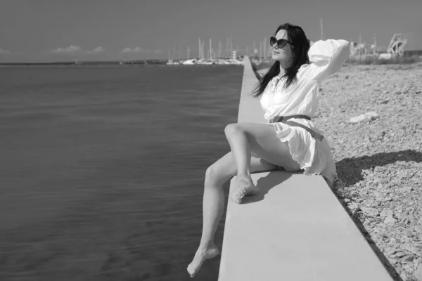 Joven Chica Feliz Vestido Blanco Junto Mar —  Fotos de Stock
