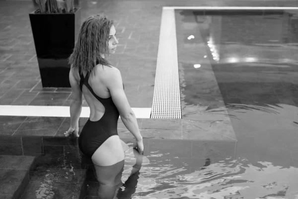 Mladá Usměvavá Atletická Dívka Modrých Plavkách Bazénu — Stock fotografie