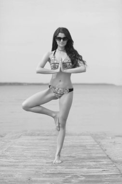 Kumsalda bikinili güzel bir kadın.