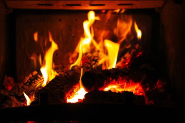 Şöminede yanan odun.