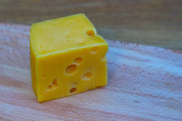 Queijo em uma mesa de madeira — Fotografia de Stock