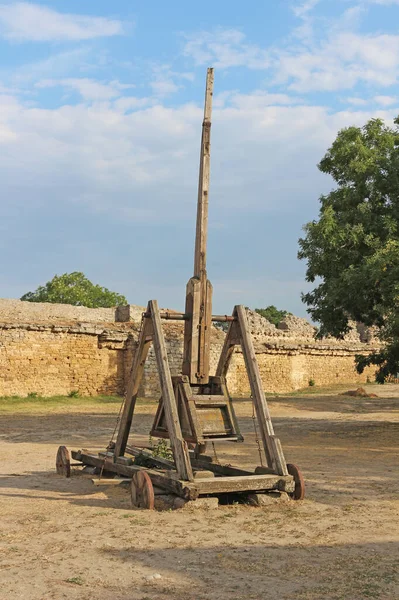Trebuchet. Vecchia catapulta in legno — Foto Stock