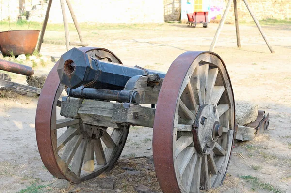 Старая пушка на колесах — стоковое фото