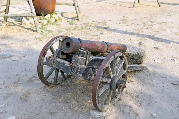 Savaş Meydanındaki Top Tekerlekli Eski Top Askeri Silah — Stok fotoğraf