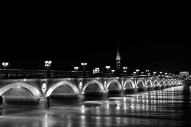 Pont de Pierre et tramvay moderne de nuit Bordeaux, Fransa. Turizm