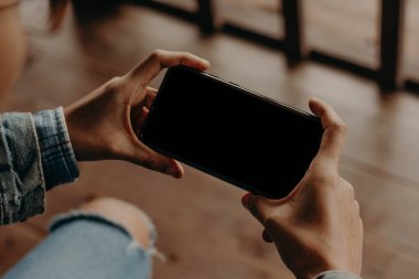 Siyah telefonlu eller. akıllı telefon