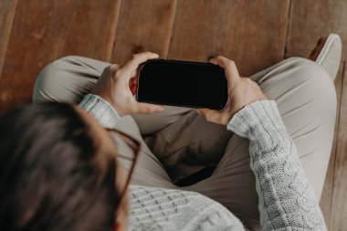 Siyah telefonlu eller. akıllı telefon